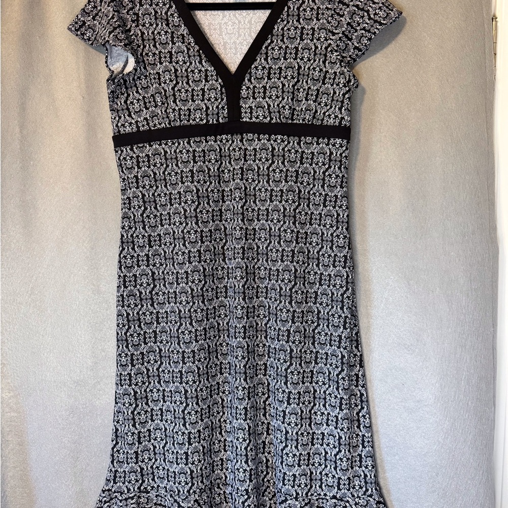 LOFT Black and White Sheath Dress with Flutter Cap Sleeves. Excellent Condition